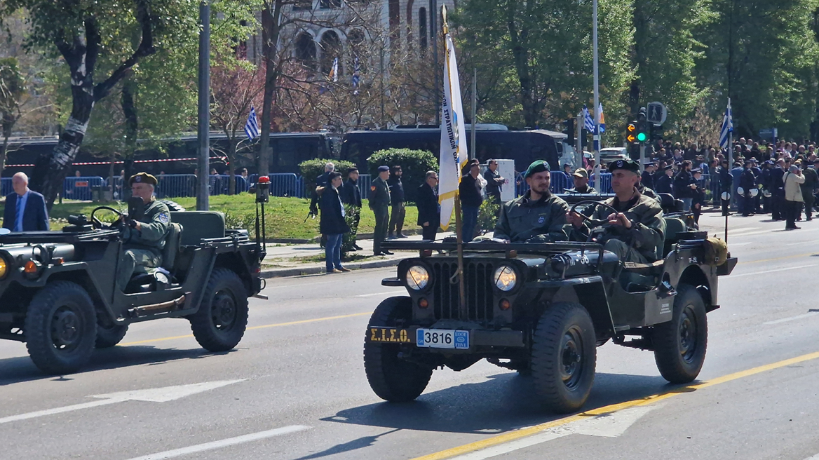 Θεσσαλονίκη: Με στρατιωτικά τμήματα ολοκληρώθηκε η παρέλαση 