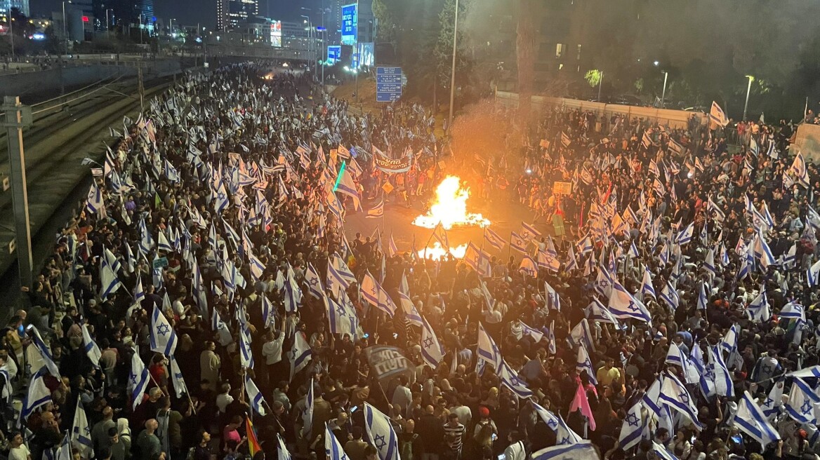 Ισραήλ: Χιλιάδες πολίτες διαδηλώνουν κατά της αποπομπής του υπουργού Άμυνας