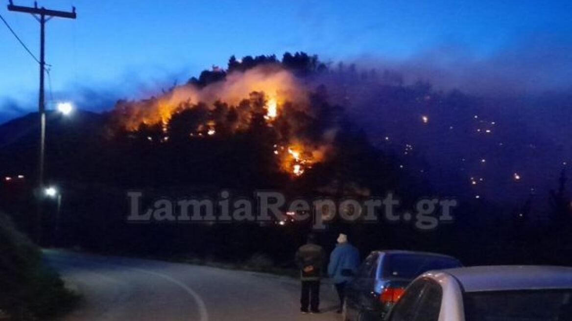 Ολονύxτια μάχη των πυροσβεστών στη Μενδενίτσα Φθιώτιδας - Έφτιαξαν ζώνες για να κρατήσουν τη φωτιά μακριά από τα σπίτια