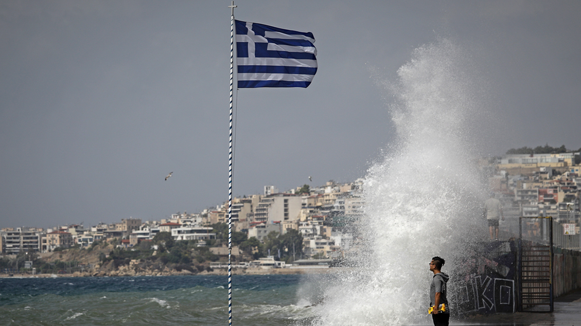 Κακοκαιρία: Επιστρέφει ο χειμώνας - «Μην παρκάρετε κάτω από δέντρα», προειδοποιεί ο Αρναούτογλου