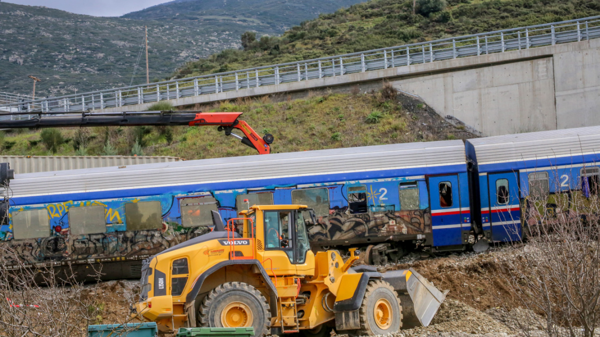 Σύκρουση τρένων στα Τέμπη: 90χρονος ζητά 2.000 ευρώ επειδή «πατήθηκε» το χωράφι του κατά την επιχείρηση έρευνας και διάσωσης