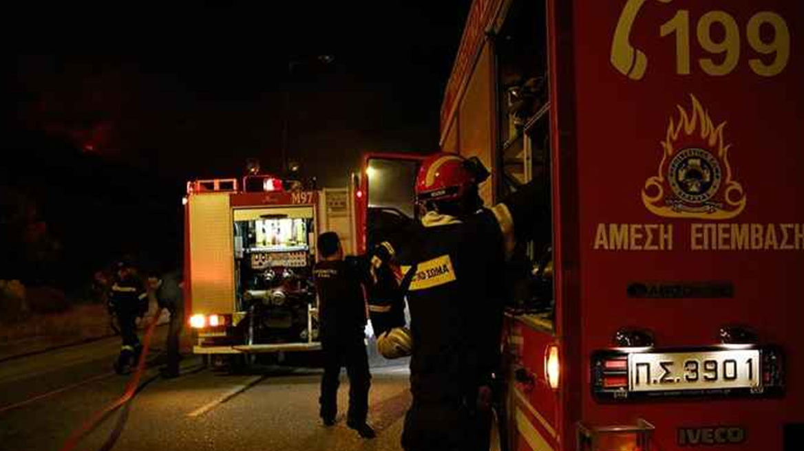 Υπό έλεγχο η φωτιά σε εργοστάσιο στο Σχηματάρι -  Άμεση η επέμβαση της Πυροσβεστικής