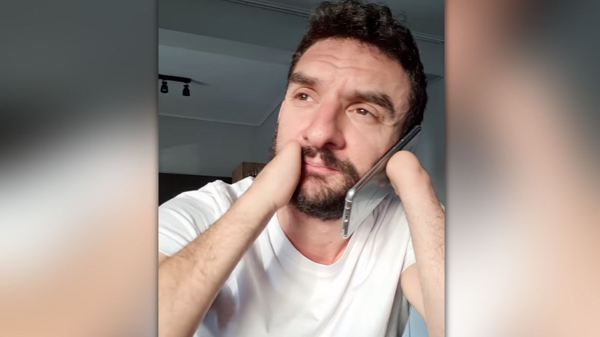 Ο Στέφανος Βούρος σατιρίζει τον «γύπα» του TikTok: «Κάτι μου λείπει, αλλά τέλος πάντων» 