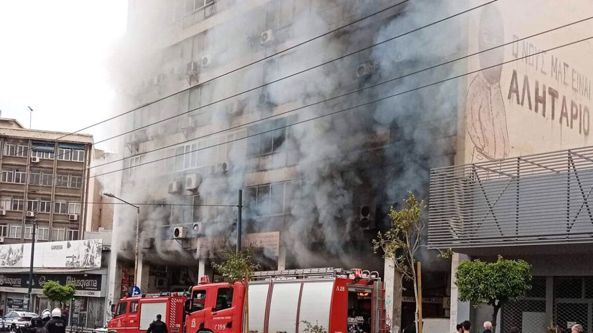 Υπο έλεγχο η φωτιά στο ισόγειο κατάστημα κτιρίου στον Πειραιά