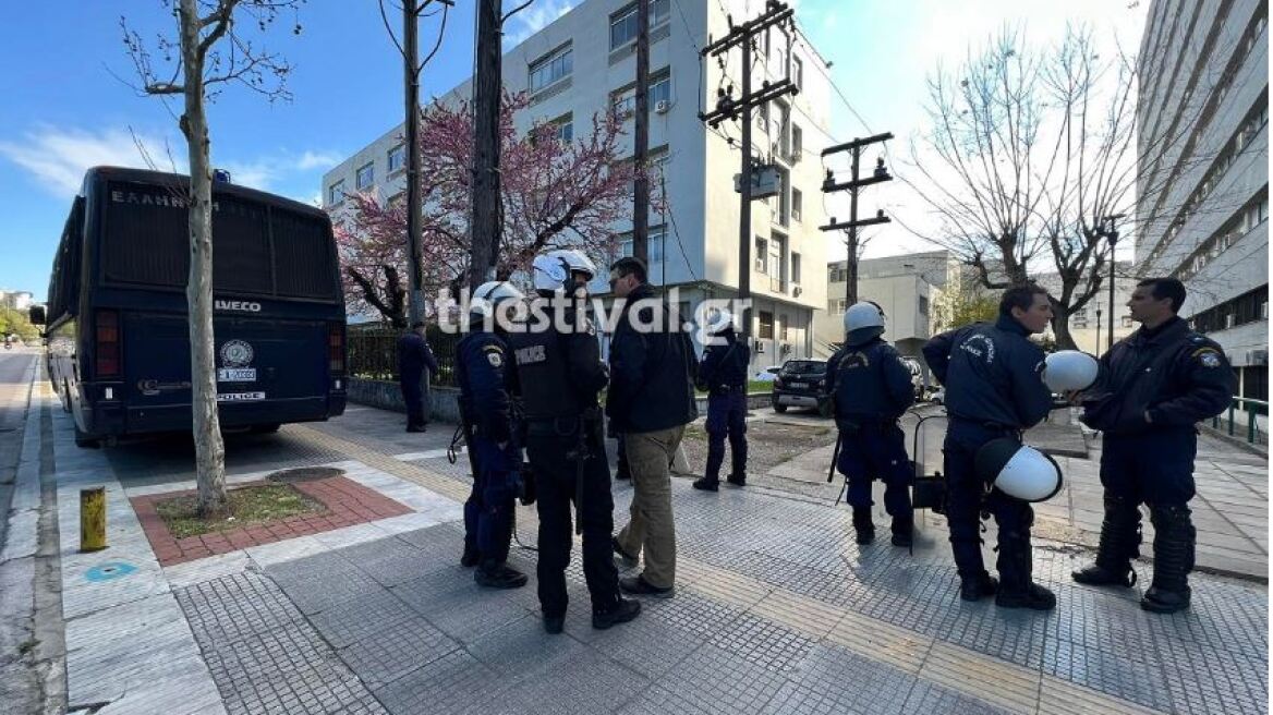 ΑΠΘ: Επίθεση κουκουλοφόρων με πέτρες σε διμοιρία της ΥΜΕΤ έξω από τη βιβλιοθήκη του Βιολογικού