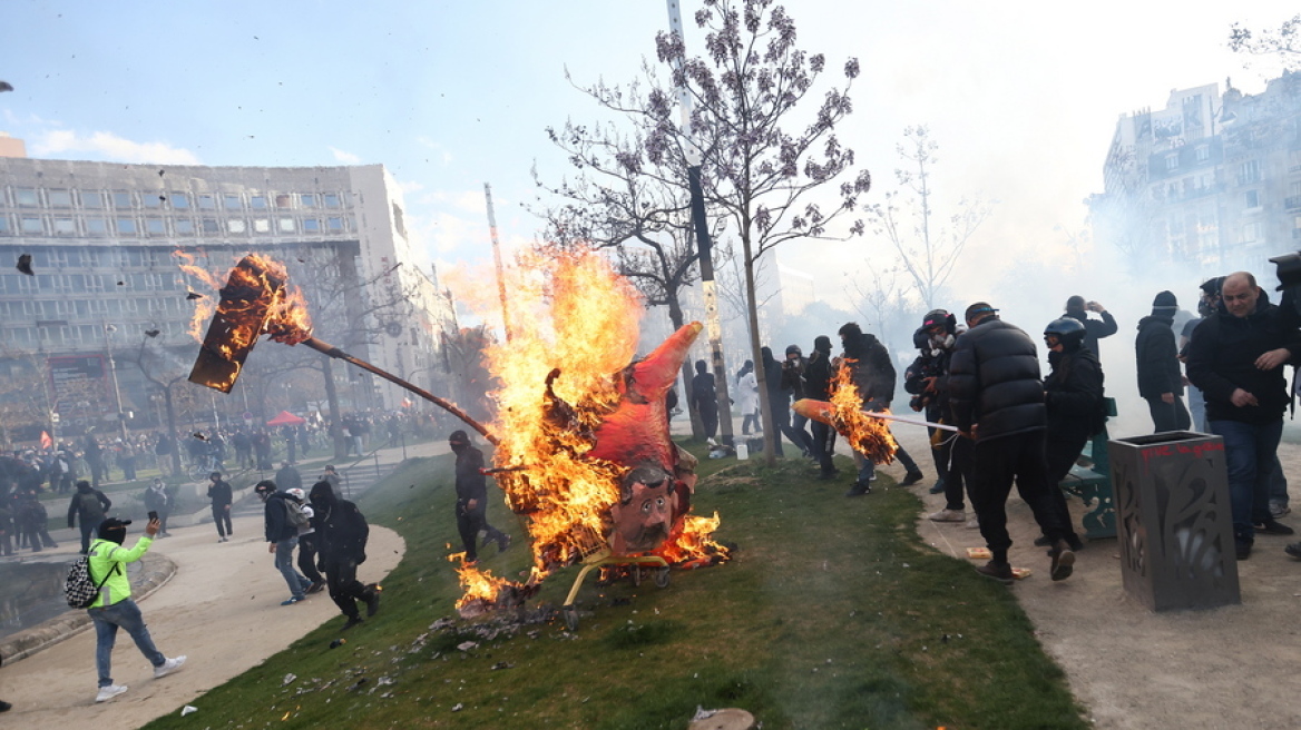 Γαλλία - απεργίες: Τουλάχιστον 400.000 διαδήλωσαν στο Παρίσι κατά του νόμου για το συνταξιοδοτικό