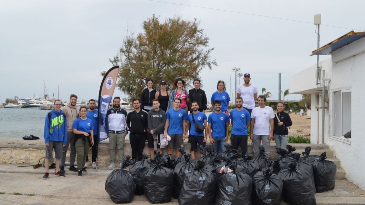 Beach Cleaning: Η ομάδα των εθελοντών-φοιτητών που έχουν συλλέξει 18.506 πλαστικά από τις παραλίες