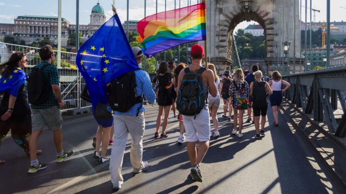  Η Ελλάδα και άλλες 14 χώρες στηρίζουν την προσφυγή της Κομισιόν κατά του ουγγρικού νόμου για τους ΛΟΑΤΚΙ+