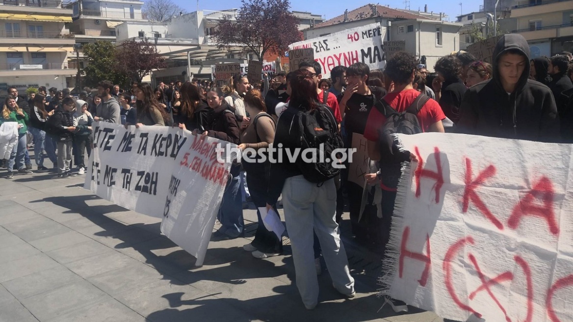 Δυστύχημα στα Τέμπη: «Σηκώθηκες να πας στο μπαρ να πάρεις ένα μπουκάλι νερό...» - Συγκλονίζει μητέρα θύματος στην Καλαμαριά