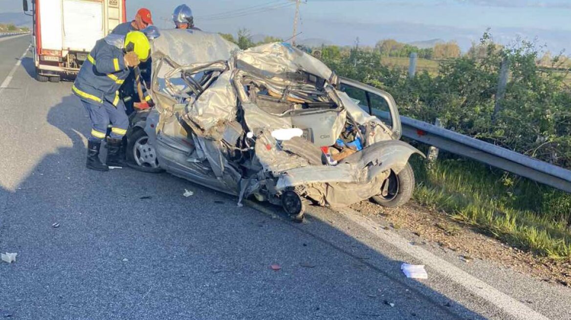 Τρίκαλα: Δύο νεκροί μετά από σύγκρουση ΙΧ με φορτηγό - Δείτε φωτογραφίες