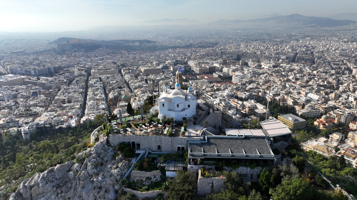 Λυκαβηττός: Σε πλήρη αναδιαμόρφωση και επαναλειτουργία ως το τέλος καλοκαιριού το θέατρο και ο λόφος