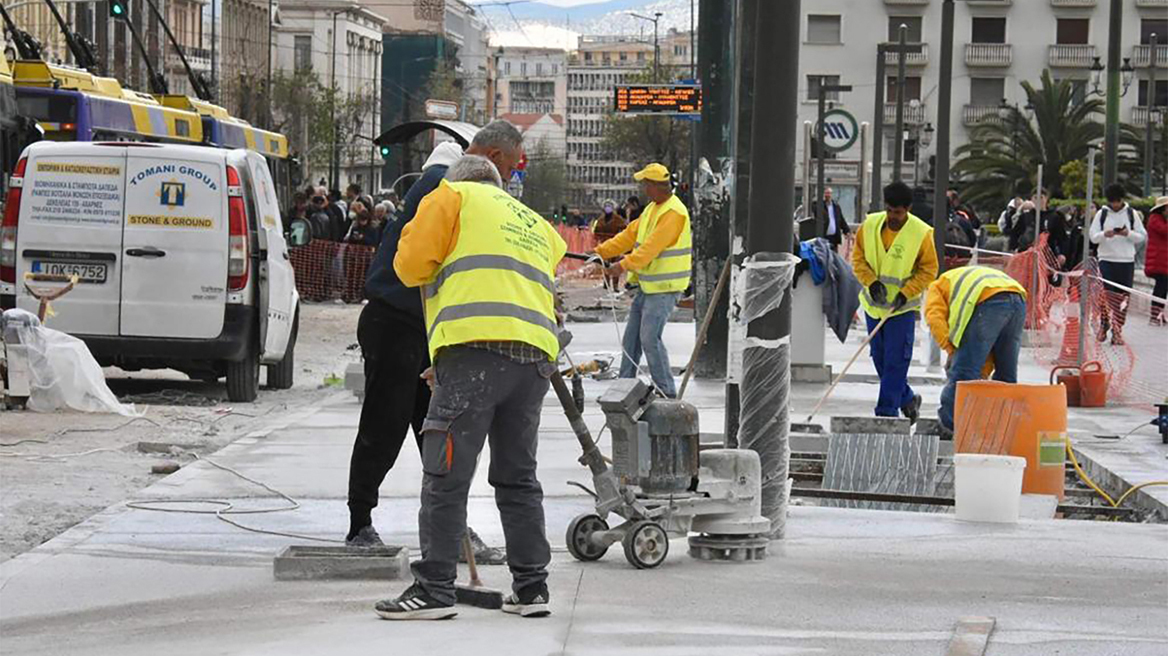 Μεγάλος Περίπατος: Μεγαλοβδομαδιάτικη ταλαιπωρία - «Μετακομίζουν» οι φοίνικες από την Πανεπιστημίου (Βίντεο και φωτογραφίες) 