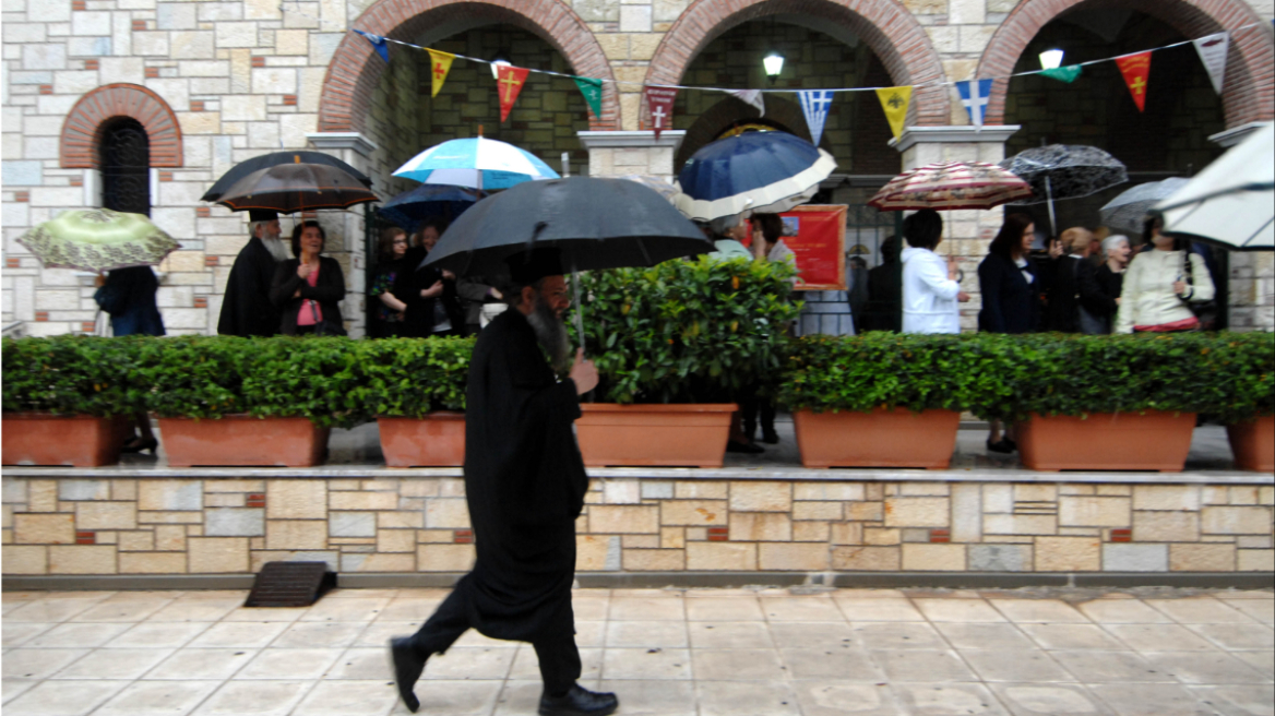 Καιρός: Σε ποιες περιοχές θα κάνουν Ανάσταση και Πάσχα με ομπρέλες 