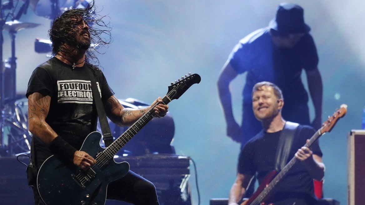 Foo Fighters: Κυκλοφορούν νέο τραγούδι έναν χρόνο μετά τον θάνατο του Τέιλορ Χόκινς