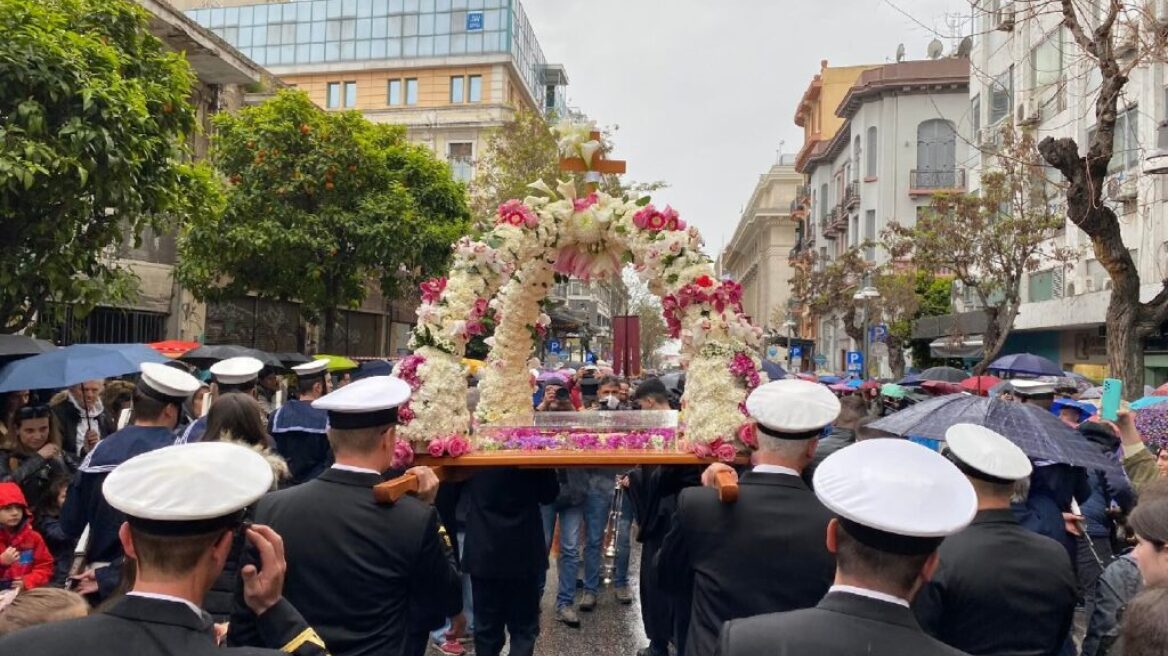 Θεσσαλονίκη: Νωρίτερα ξεκίνησε η περιφορά του Επιταφίου του Αγίου Μηνά - Βίντεο και φωτογραφίες