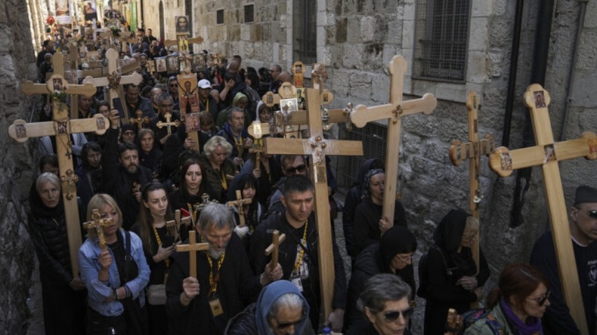 Ιεροσόλυμα: Οι πιστοί έκαναν αναπαράσταση της πορείας του Ιησού προς τον Γολγοθά