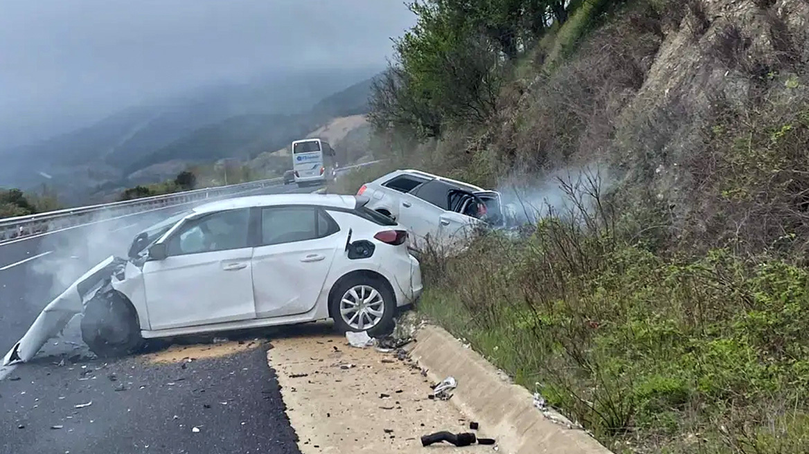 Εγνατία Οδός: 6 νεκροί σε τροχαίο - ΙΧ με παράνομους μετανάστες μπήκε στο αντίθετο ρεύμα