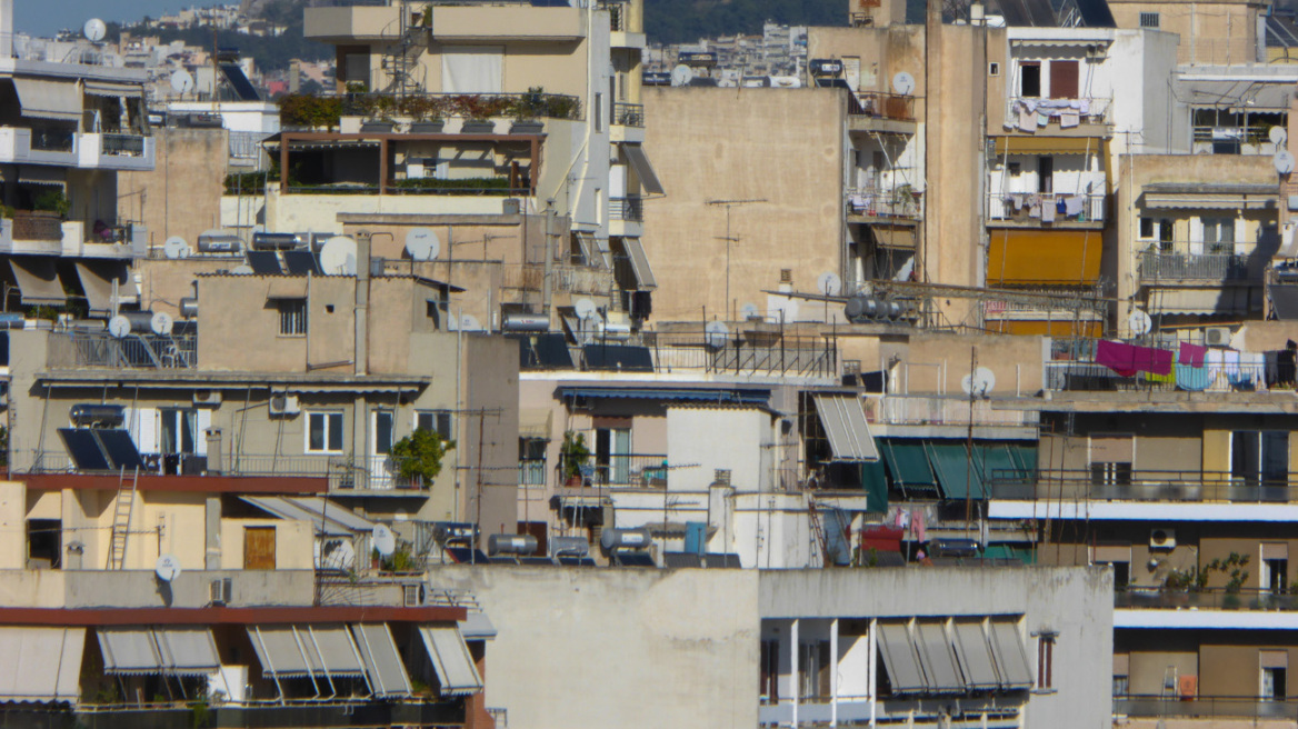 Πλειστηριασμοί: Για ποια ακίνητα σταματά να χτυπάει το e-σφυρί – Ο σχεδιασμός των servicers και ο παράγοντας «εκλογές»