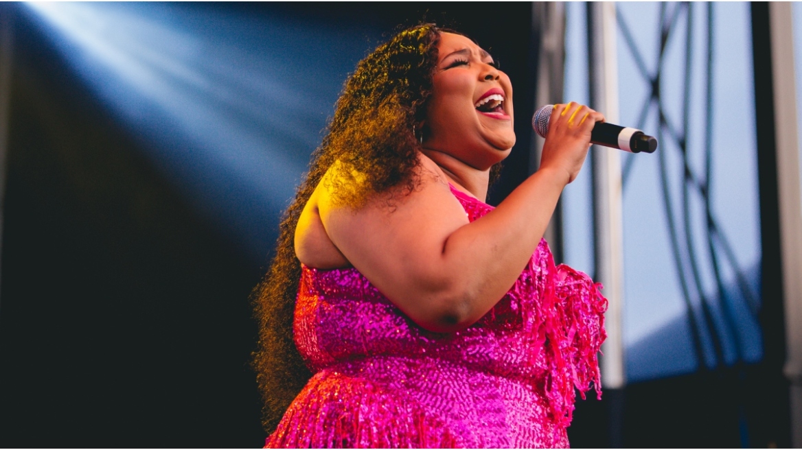 Lizzo: Αψήφησε τον νόμο και προσκάλεσε drag queens στη σκηνή