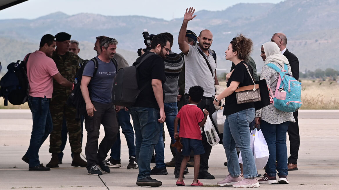 Σουδάν: Στην Ελλάδα οι πρώτοι εγκλωβισμένοι - «Κινδυνεύσαμε όλοι, δεχθήκαμε πυρά» 