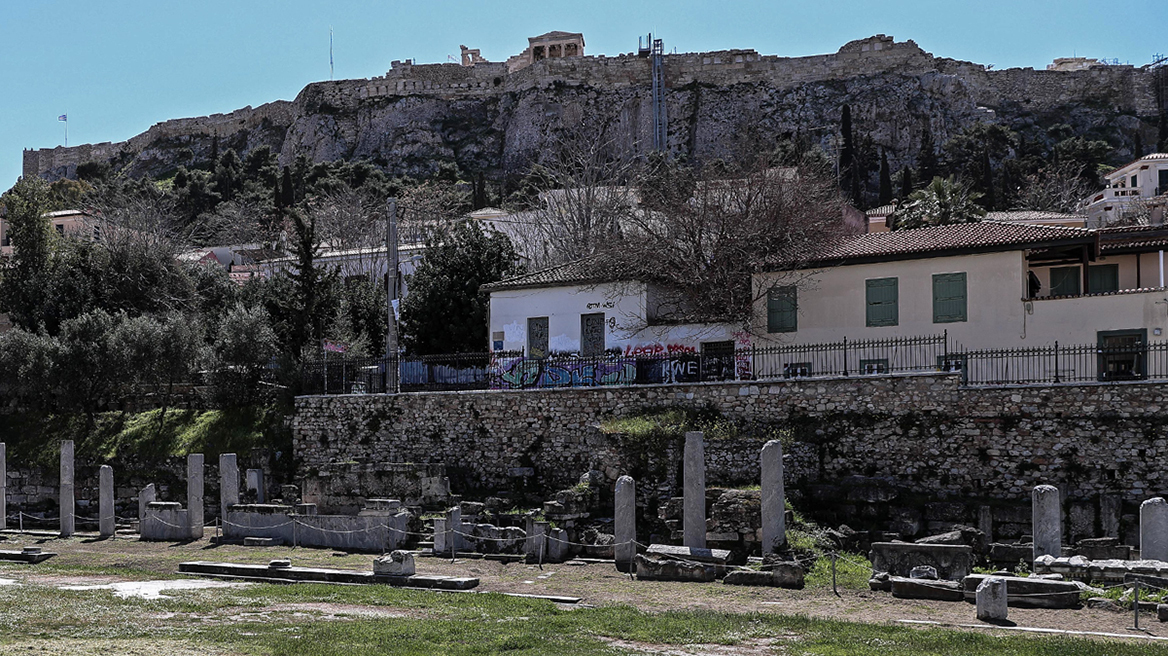 Τρόμος στην Ακρόπολη: Νιγηριανός επιτέθηκε σε νεαρή και προσπάθησε να τη βιάσει