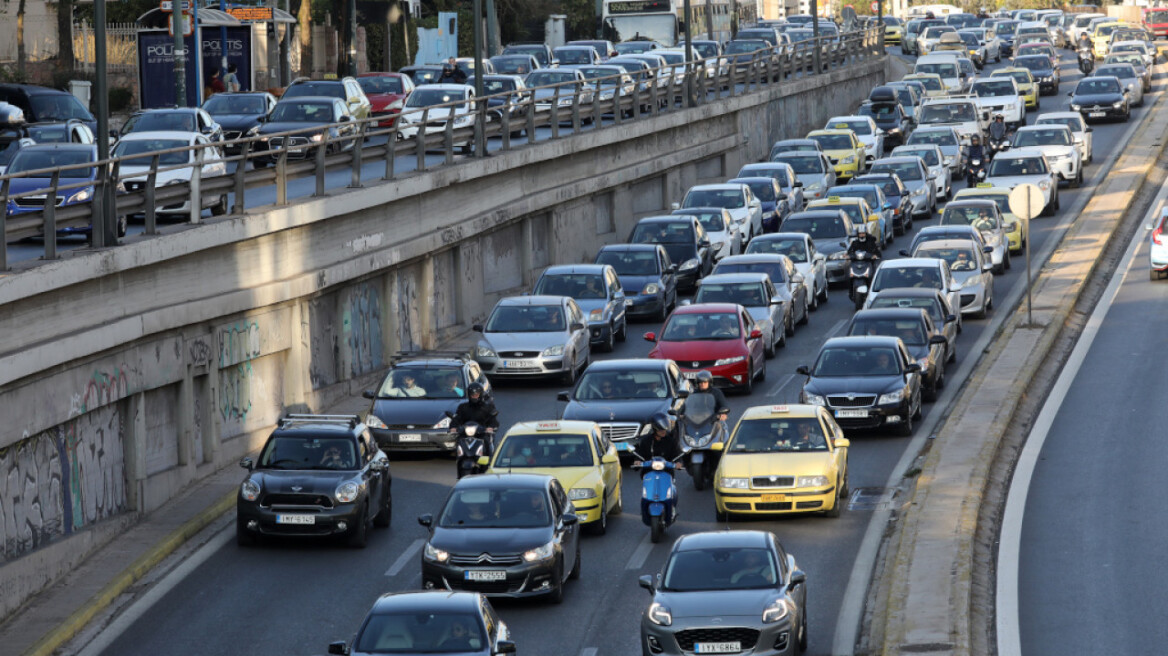 Κίνηση τώρα: Μποτιλιάρισμα χιλιομέτρων στην Κηφισίας - Δεν λειτουργούσαν επί ώρα τα φανάρια 