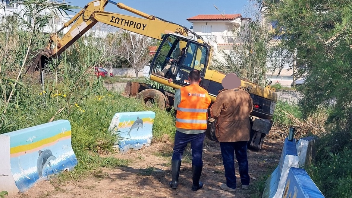 Ραφήνα: Πολίτες εγκαλούν τον δήμαρχο για τσιμεντοποίηση του ρέματος 