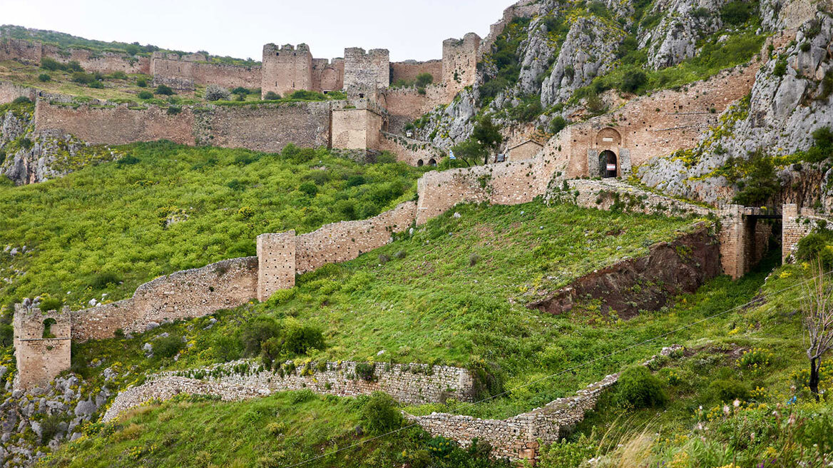 Φωτίζεται και πάλι το Κάστρο Ακροκορίνθου