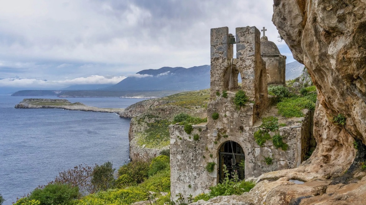 Αγήτρια: Το άγνωστο εκκλησάκι της Μάνης που «κρύβεται» μεταξύ γκρεμού και θάλασσας