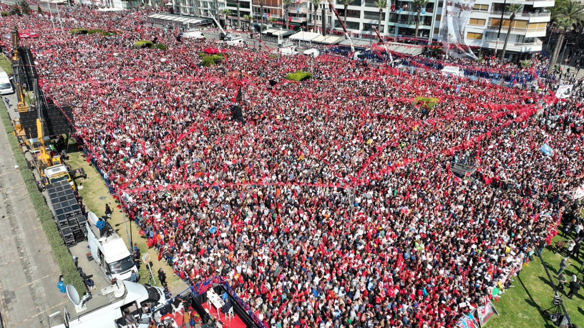 Το «κόκκινο ποτάμι» του Κιλιντσντάρογλου στη Σμύρνη - Αμφίρροπη η μάχη λένε οι δημοσκόποι