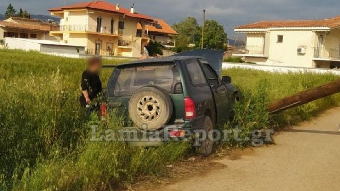 Σοβαρό τροχαίο στο Λιανοκλάδι: Αυτοκίνητο έπεσε πάνω σε κολόνα - Δείτε φωτογραφίες