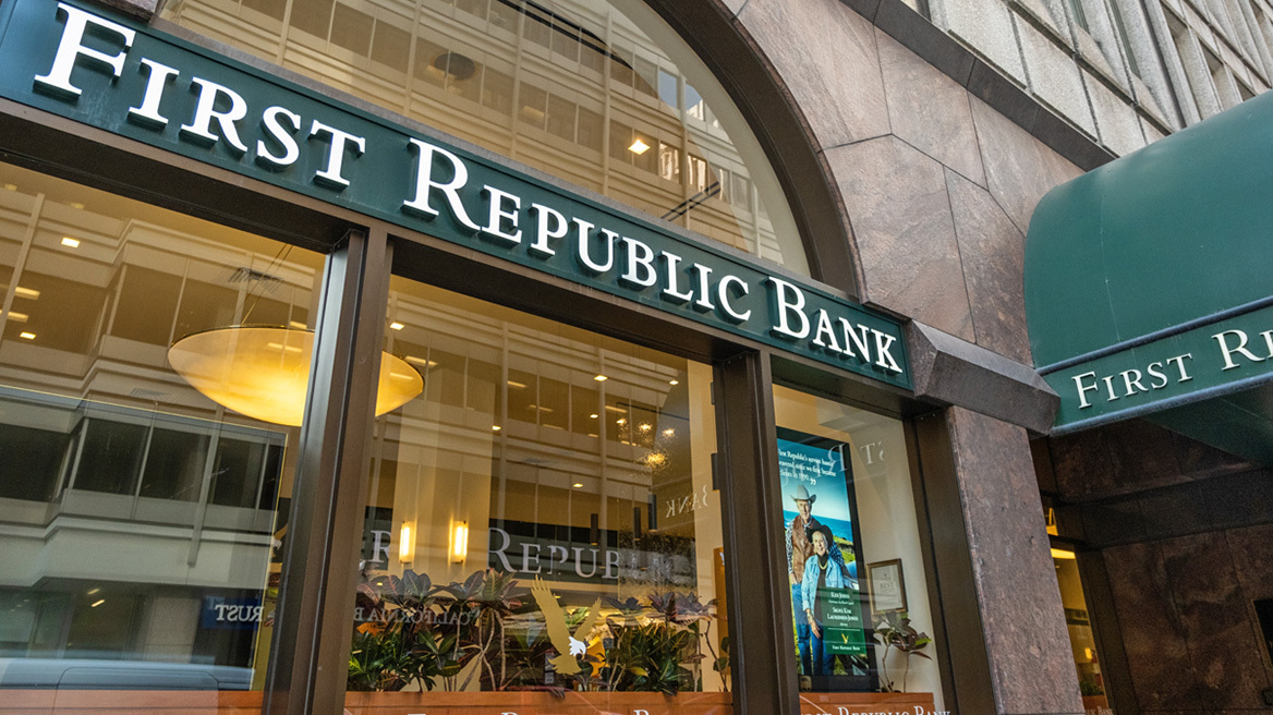 First Republic Bank: «Βόμβα» στις ΗΠΑ - Κατέρρευσε η τράπεζα, στην JPMorgan περνούν οι καταθέσεις