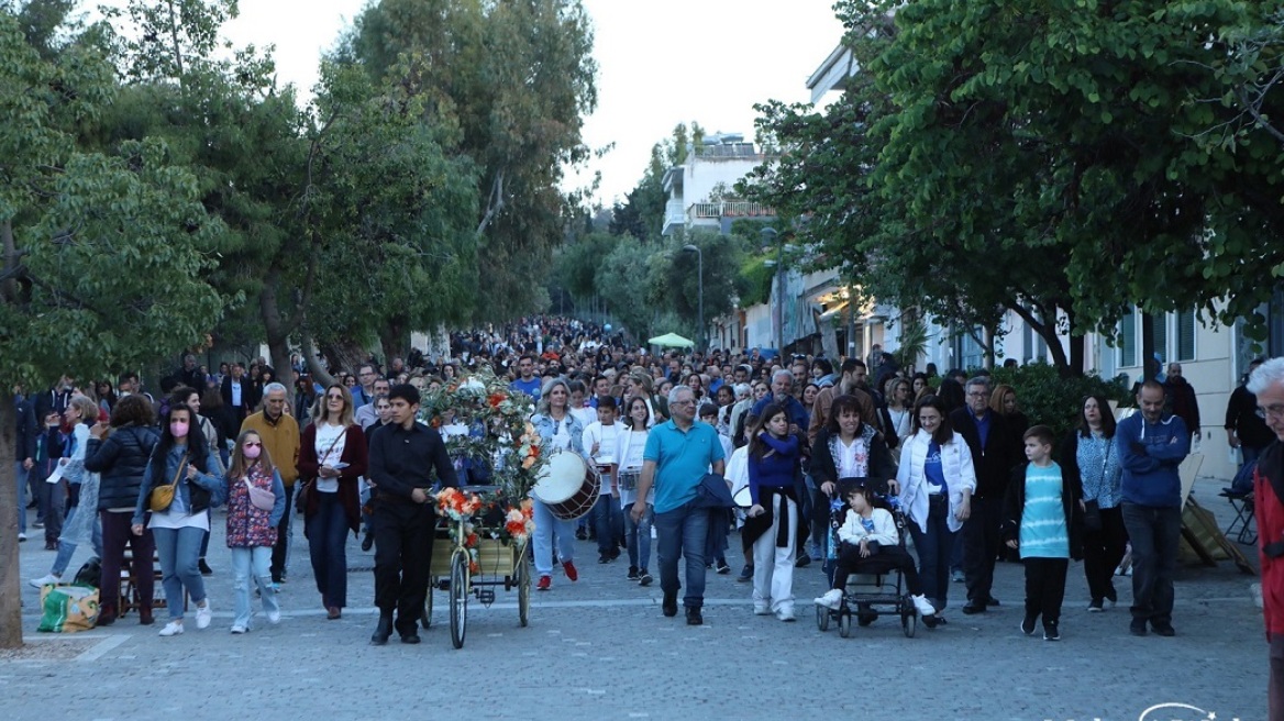 Κάνε μια ευχή: Όταν η Κρήτη συνάντησε τη Θεσσαλονίκη στο κέντρο της Αθήνας για χάρη της Δέσποινας