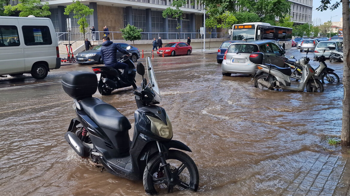 Θεσσαλονίκη: Πλημμύρισε ο δρόμος μπροστά από τα Δικαστήρια - Δείτε βίντεο