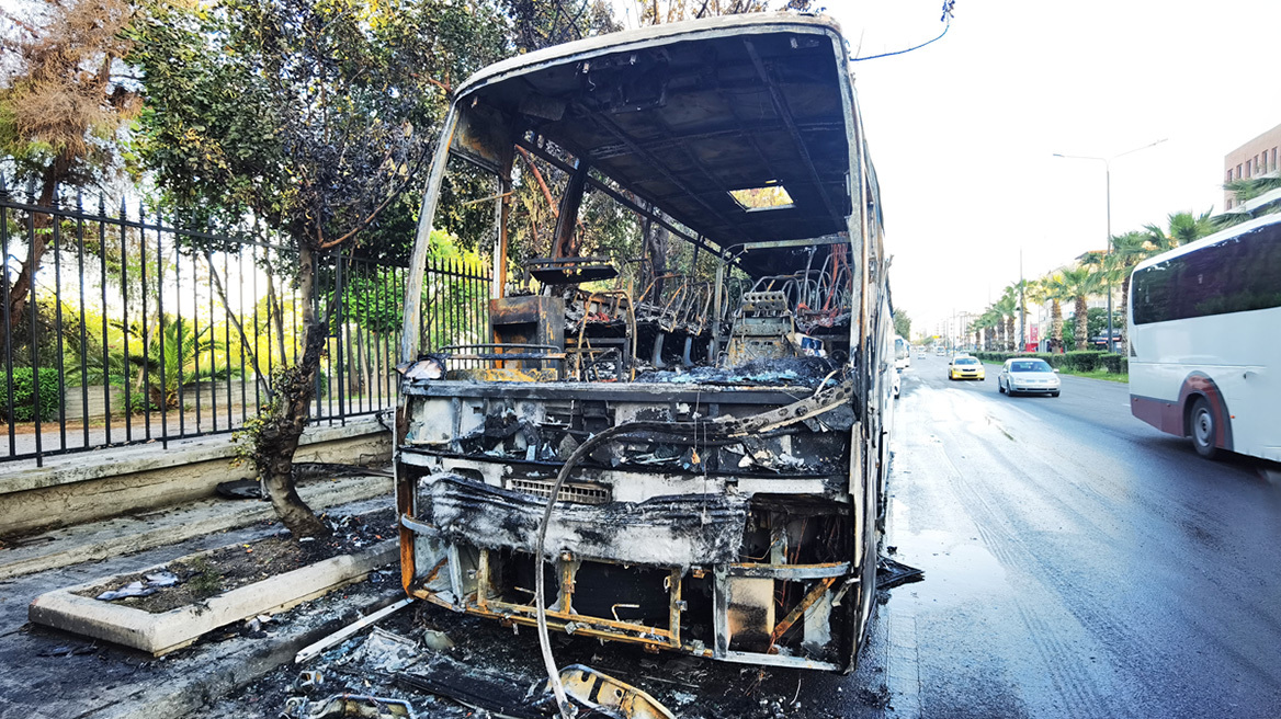 Άγνωστοι έκαψαν με μολότοφ τρία λεωφορεία έξω από το Γεωπονικό πανεπιστήμιο