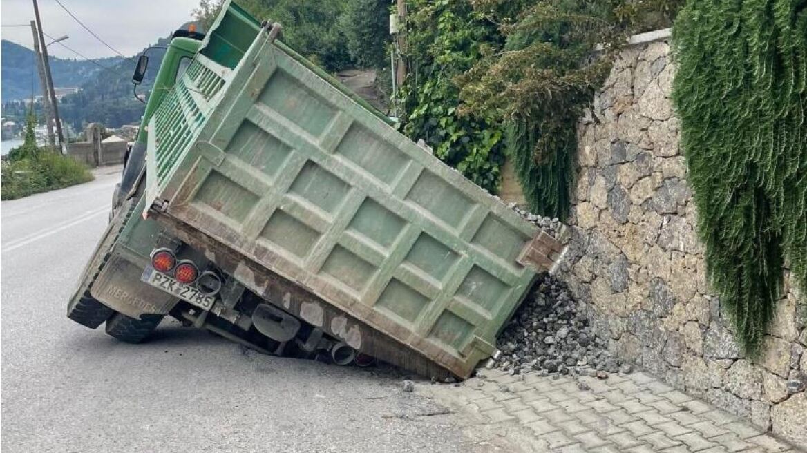 Κέρκυρα: Υποχώρησε το οδόστρωμα και «κατάπιε» φορτηγό - Δείτε φωτογραφίες