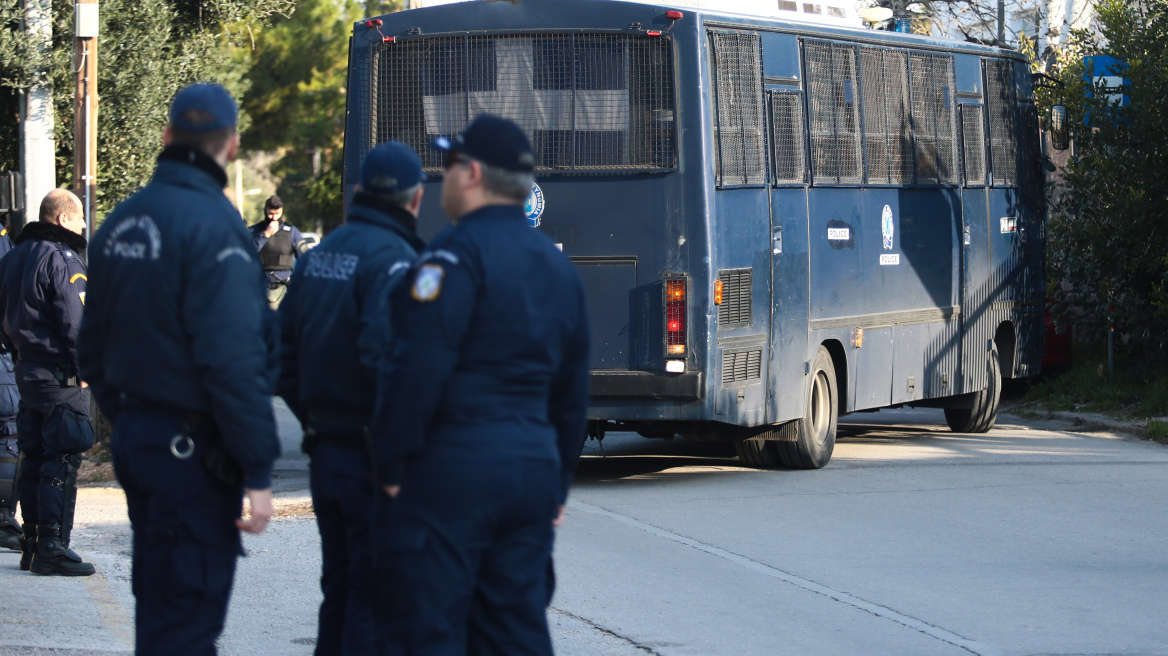 Διαταγή τύπου... Χωροφυλακής: Απαγορεύονται στους ένστολους τα κομπολόγια, τα ανοιχτά πουκάμισα και οι... μύστακες