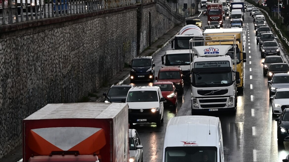 Κίνηση στους δρόμους: Μποτιλιαρισμένος ο Κηφισός και στα δύο ρεύματα - 20λεπτες καθυστερήσεις στην Αττική Οδό