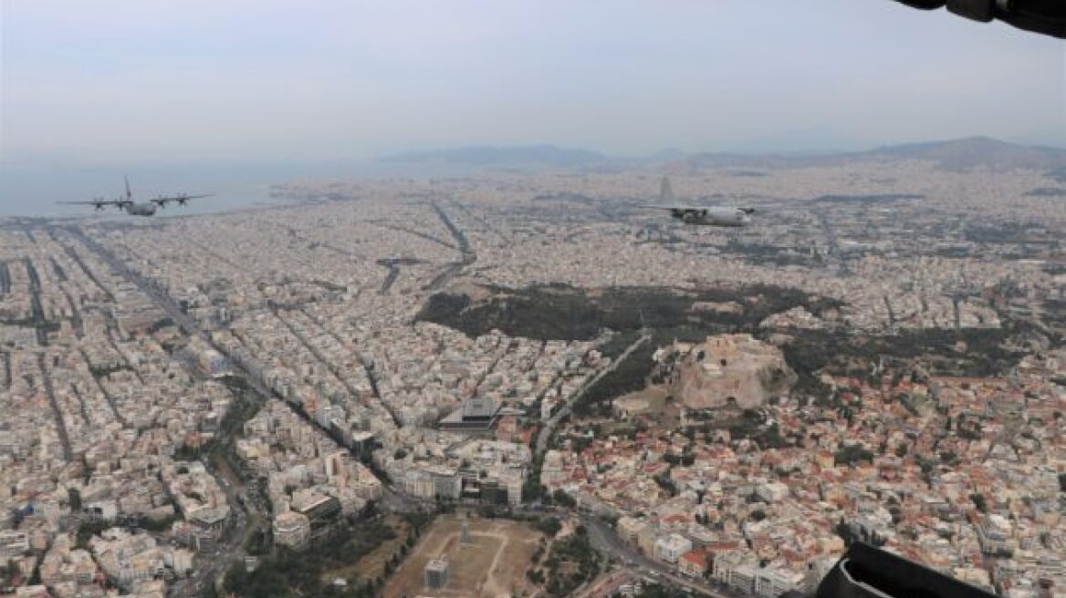 Εντυπωσιακή χαμηλή πτήση μεταγωγικών C-130 και C-27J πάνω από την Ακρόπολη - Δείτε βίντεο 