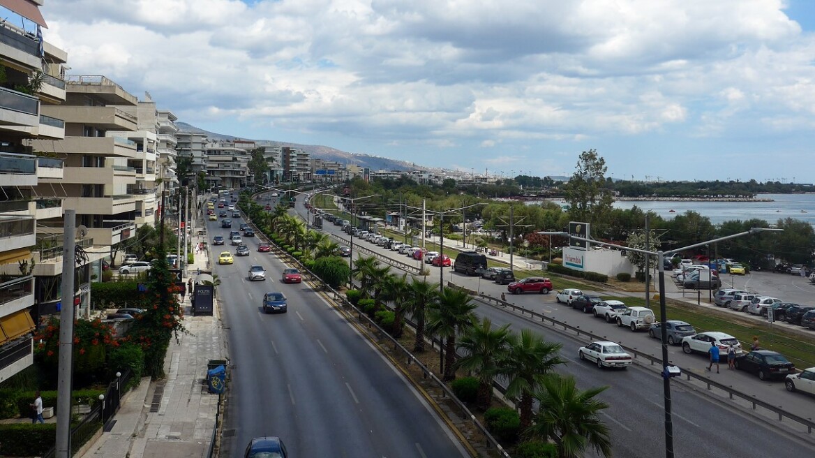 Κίνηση τώρα: Επικίνδυνο το οδόστρωμα στη λεωφόρο Ποσειδώνος, στην περιοχή του Αλίμου - Χύθηκαν λάδια 