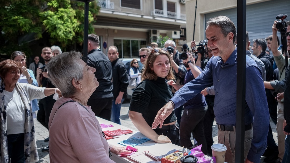 Επεισόδιο στην Κυψέλη: Το ΜέΡΑ 25 δεν έδωσε ούτε το χέρι στον Μητσοτάκη και εκείνος τους απάντησε: «Είστε υπόδειγμα πολιτισμού» - Δείτε βίντεο