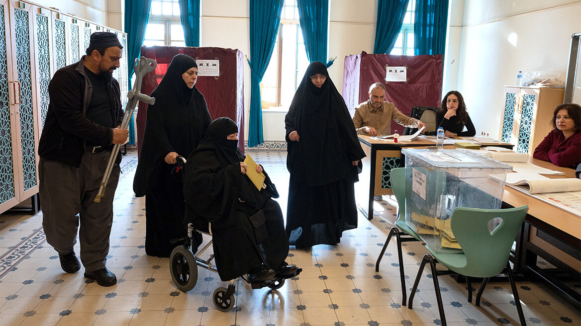 Εκλογές στην Τουρκία: Μέχρι και ηλικιωμένοι σε αναπηρικά αμαξίδια οδηγούνται μπροστά στην κάλπη 