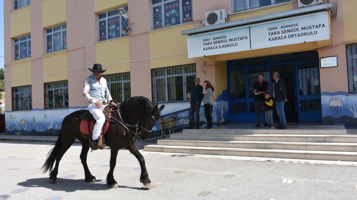 Ο... κορυφαίος Τούρκος ψηφοφόρος: Πήγε στην κάλπη με άλογο και ντυμένος καουμπόι - Δείτε βίντεο