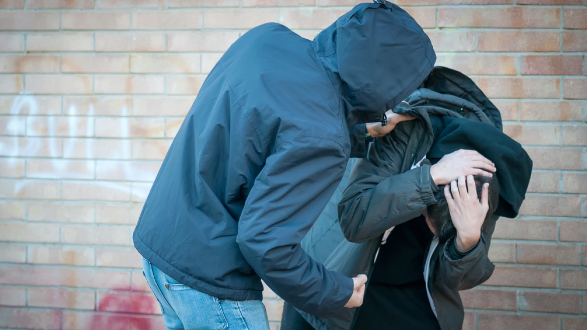 Ηράκλειο: Ανήλικος έπιασε από τον λαιμό 11χρονο, τον απείλησε και του πήρε τα λεφτά!