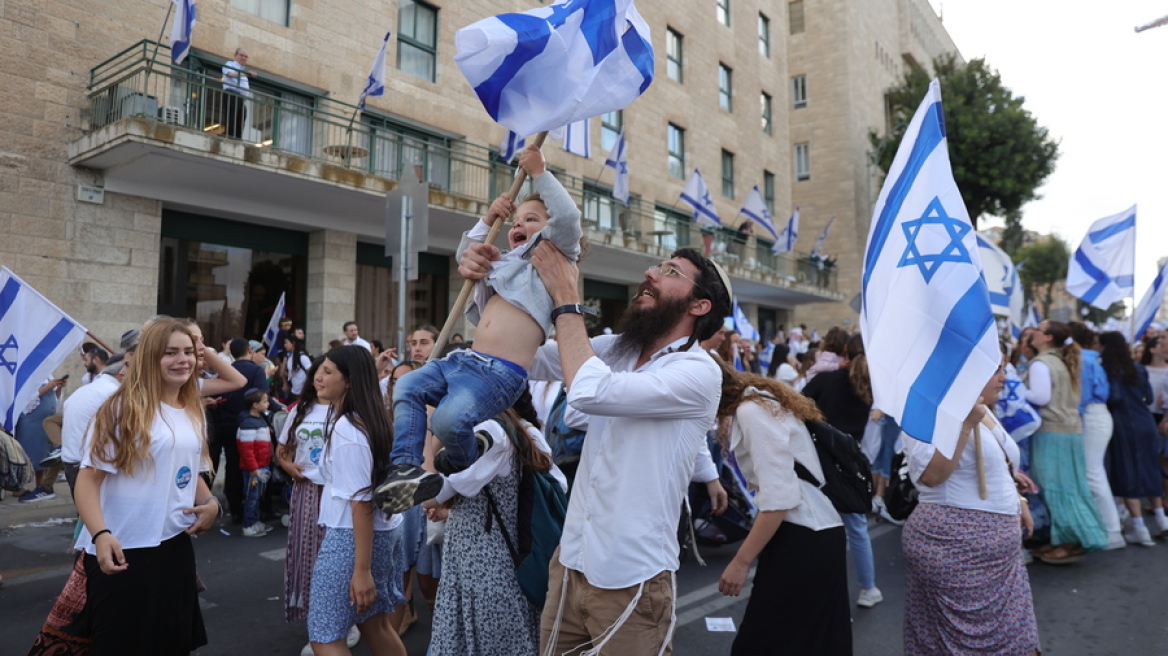 Χιλιάδες Ισραηλινοί στην εθνικιστική «Πορεία των Σημαιών» στην Ιερουσαλήμ