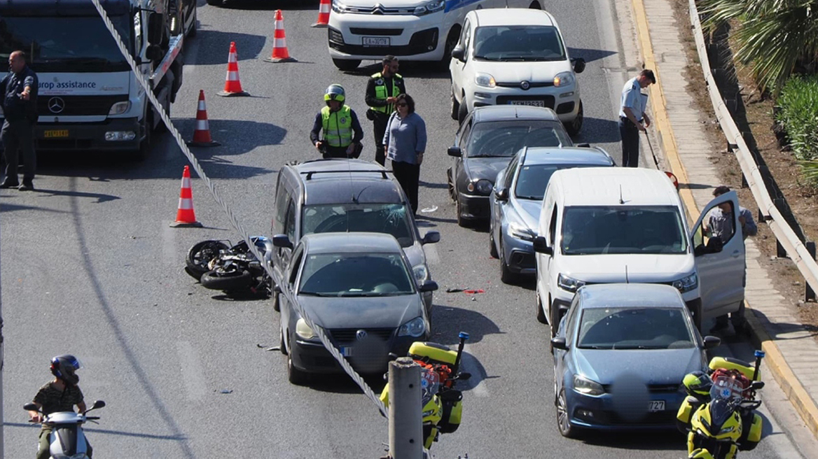 Τροχαίο δυστύχημα με έναν νεκρό στο ύψος της Αλίμου στην Παραλιακή - Mηχανή τράκαρε με επτά αυτοκίνητα