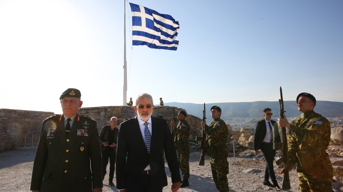 Στην έπαρση σημαίας στην Ακρόπολη ο Ιωάννης Σαρμάς, στις 12:30 το υπουργικό συμβούλιο - Δείτε φωτογραφίες