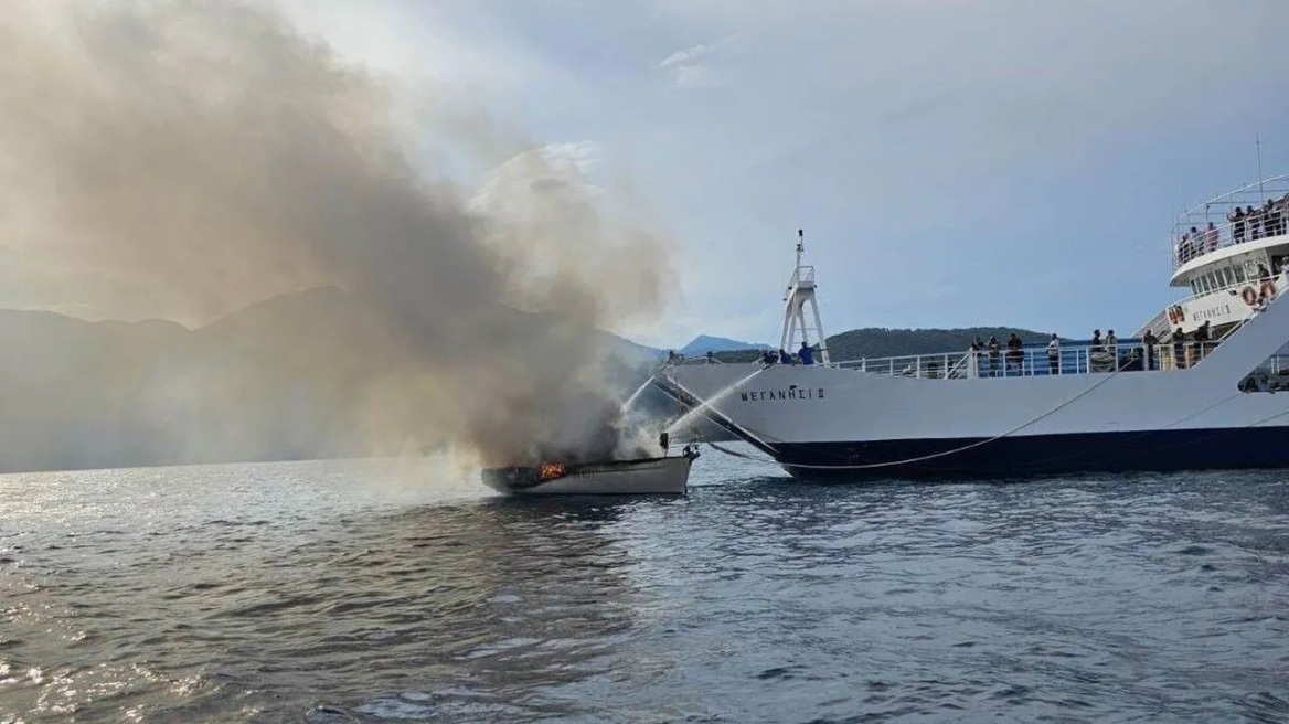 Λευκάδα: Φωτιά σε σκάφος στο Μεγανήσι - Πήδηξαν στη θάλασσα οι δύο επιβαίνοντες