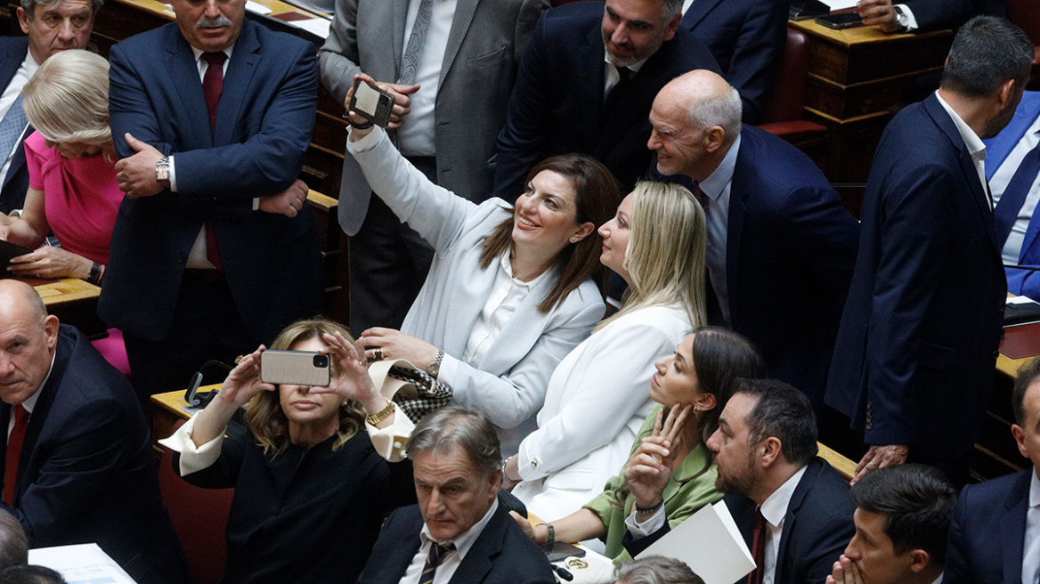 Selfies, χαμόγελα και νέα πρόσωπα στην ορκωμοσία των «βουλευτών της μίας μέρας» 