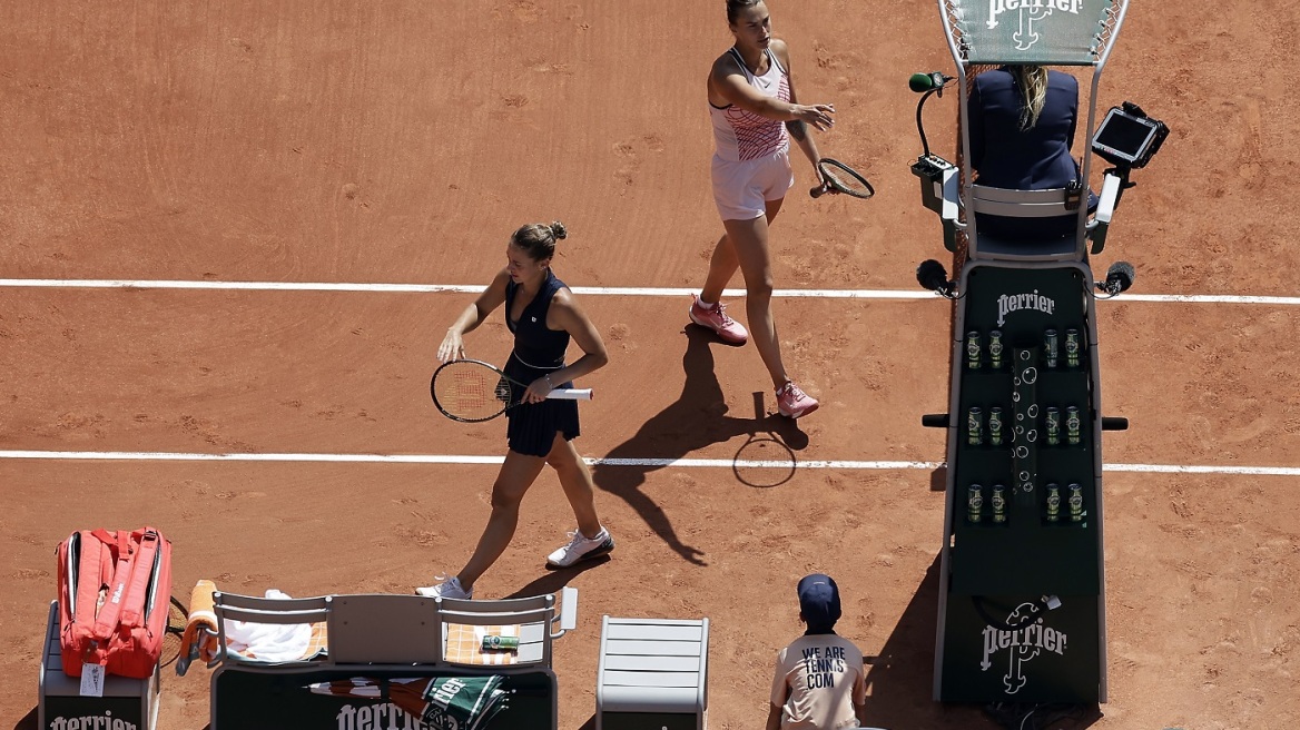 Roland Garros: Αποδοκίμασαν την Κόστιουκ επειδή δεν έδωσε το χέρι στην Σαμπαλένκα - Τι τους απάντησε